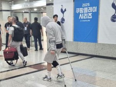 매디슨 경기장 밖에서 동료들 응원 중