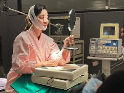 김규리 성형수술 후 퉁퉁 부은 얼굴 공개에 팬들 놀라움