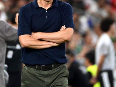 홍명보 감독 자진 사퇴에 축구 팬들 분노